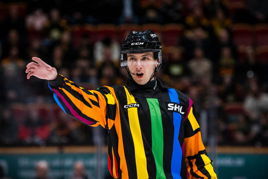 En SHL domare med regnbågströja