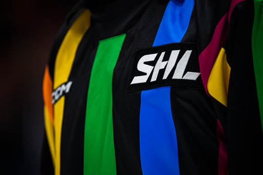 En SHL domare med regnbågströja