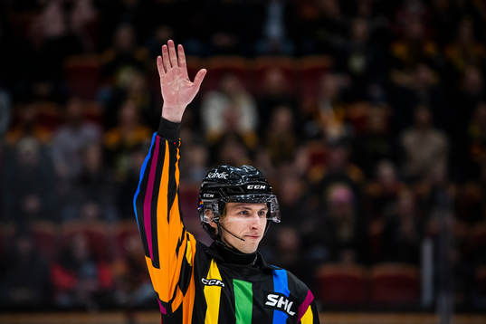 En SHL domare med regnbågströja