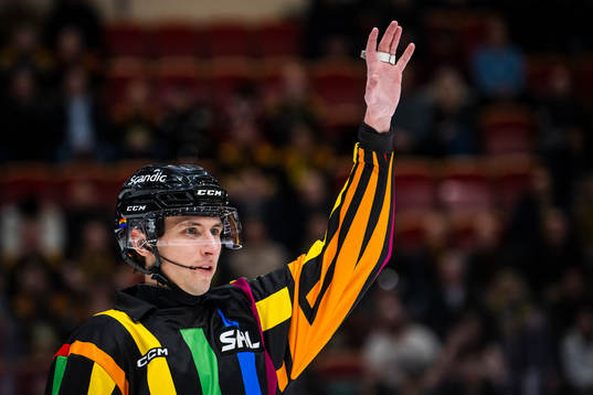 En SHL domare med regnbågströja