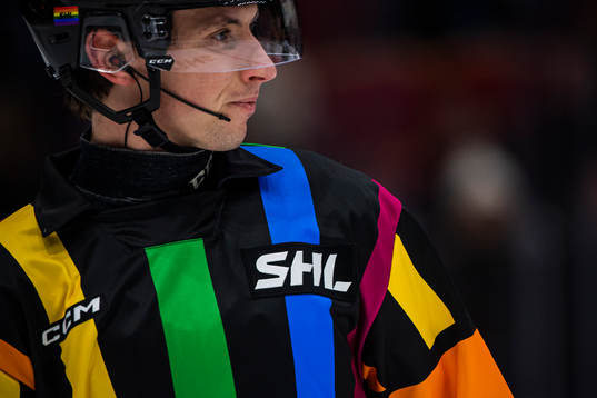 En SHL domare med regnbågströja