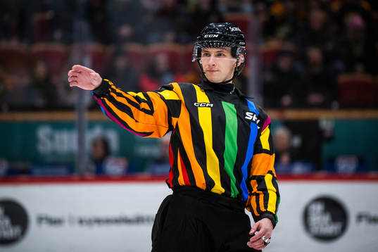 En SHL domare med regnbågströja