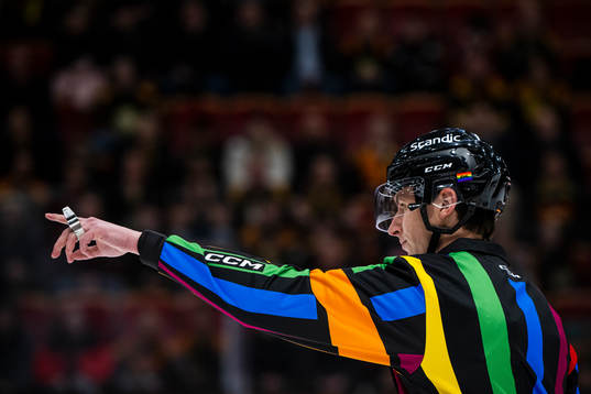 En SHL domare med regnbågströja