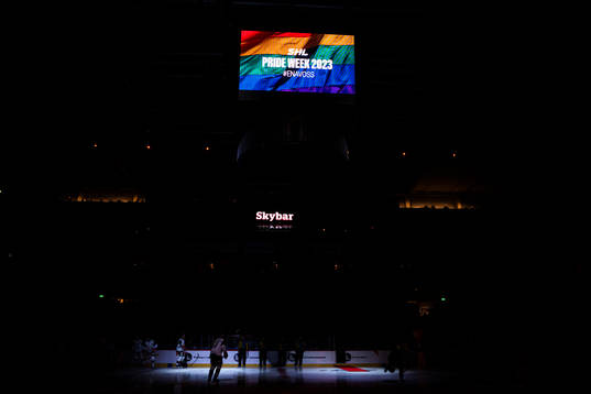 Mediakub med SHL Pride vecka över isen innan