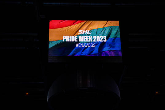 Mediakub med SHL Pride vecka över isen innan