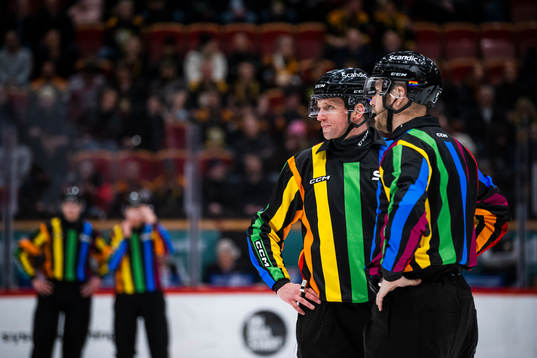 SHL domare med regnbågströjor
