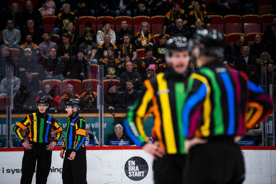 SHL domare med regnbågströjor