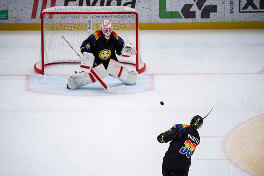 Brynäs Mikko Niemelä och målvakt Jussi Olkinuora