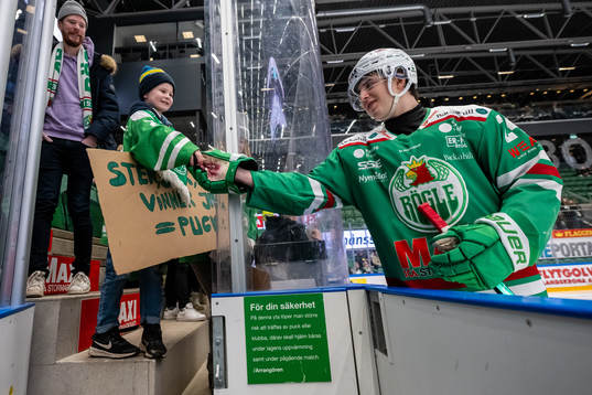 Rögles Marco Kasper ger supporter en puck