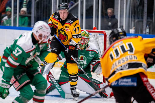 Luleås Leo Komarov  framför Rögles målvakt Christoffer