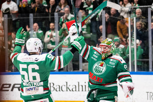Rögles Adam Engström och målvakt Christoffer Rifalk