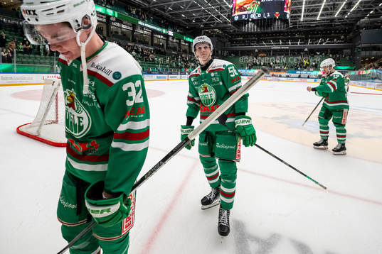Rögles Adam Engström jublar