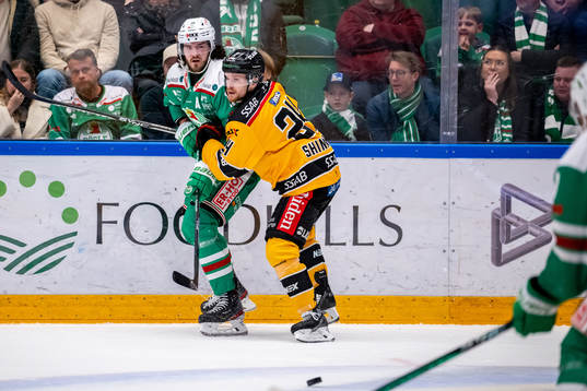 Rögles Dennis Everberg  och Luleås Brendan Shinnimin