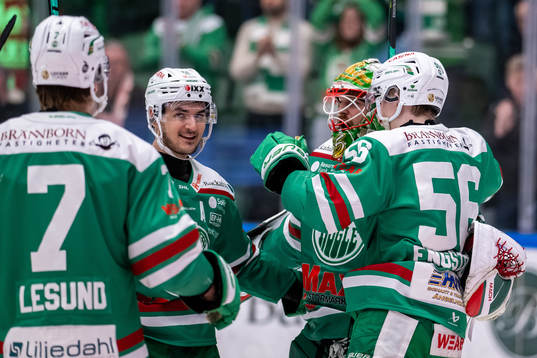 Rögles Brady Ferguson, målvakt Christoffer Rifalk och