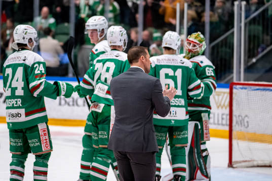 Rögles tränare Cam Abbott jublar