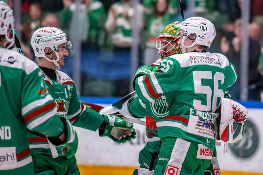 Rögles Brady Ferguson, målvakt Christoffer Rifalk och