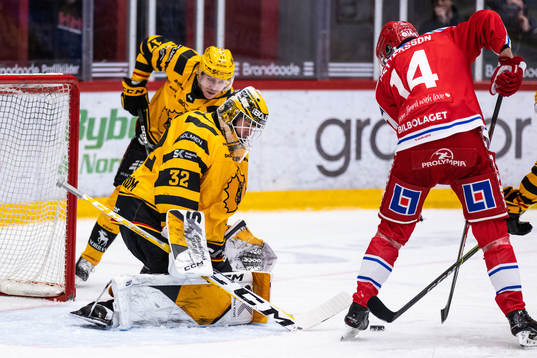 Timrås Emil Pettersson mot Skellefteås målvakt Linus