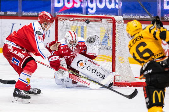 Skellefteås Linus Lindström mot Timrås målvakt Jacob