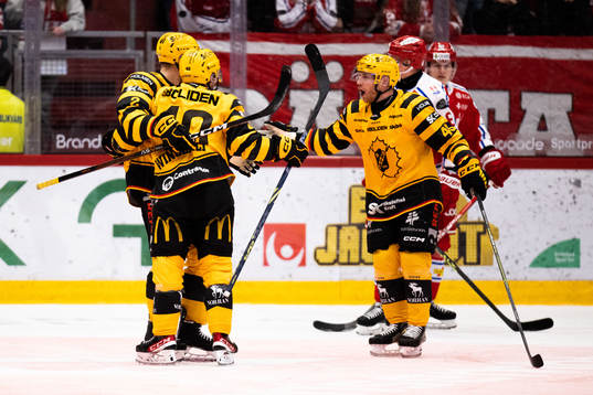 Skellefteås Andreas Wingerli och Oscar Möller jublar