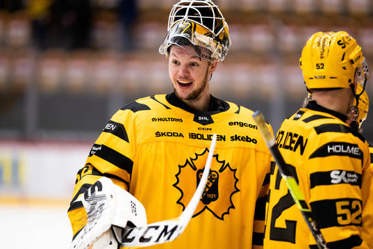 Skellefteås målvakt Linus Söderström jublar