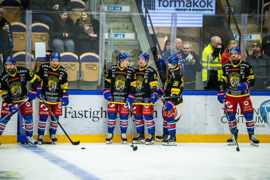 Oskarshamns spelare värmer upp i Vimmerbys tröjor
