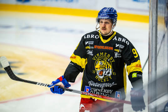 Oskarshamns Patrik Karlkvist värmer upp i Vimmerbys tröja