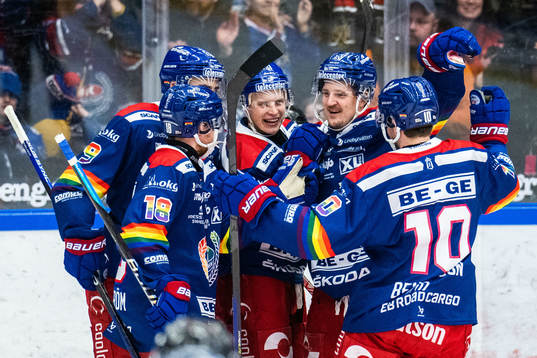Oskarshamns Antti Suomela jublar med lagkamrater