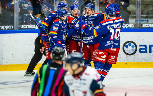 Oskarshamns Antti Suomela jublar med lagkamrater