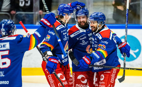 Oskarshamns Cameron Brace jublar med lagkamrater