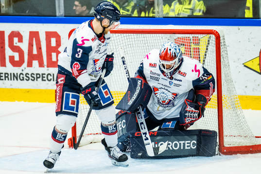 Linköpings Linus Hultström och målvakt Jesper Myrenberg