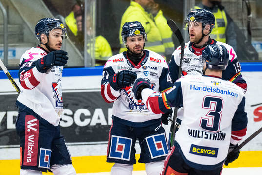 Linköpings Ty Rattie jublar med lagkamrater