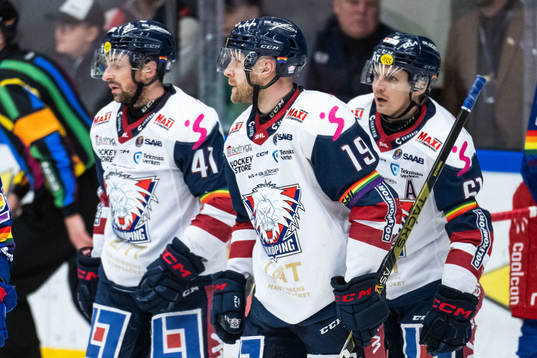 Linköpings Patrick Russell jublar med lagkamrater