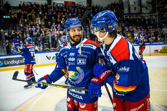 Oskarshamns Cameron Brace och Hugo Jonasson jublar