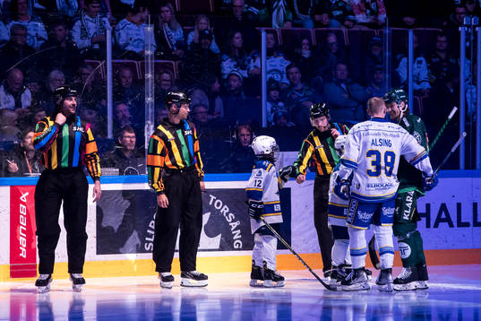Domarna i pride tröjor innan ishockeymatchen i SHL mellan