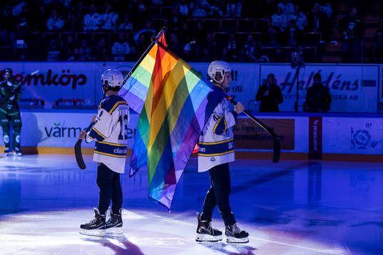 Fanbärare med pride flaggor