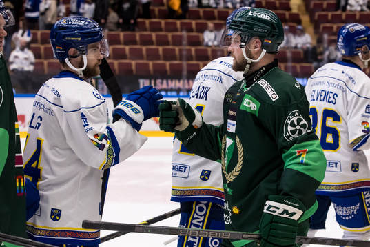 Färjestads Axel Bergkvist och Leksands Oskar Lang