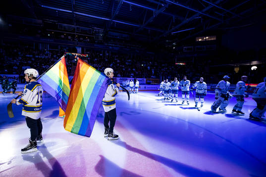 Fanbärare med pride flaggor