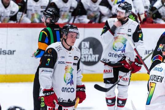 Malmö Redhawks Nuutti Viitasalo och Carl Persson deppar