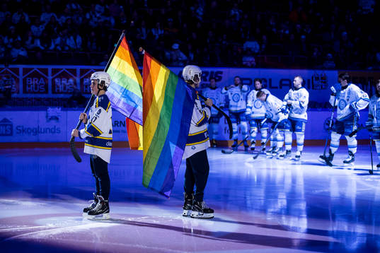 Fanbärare med pride flaggor