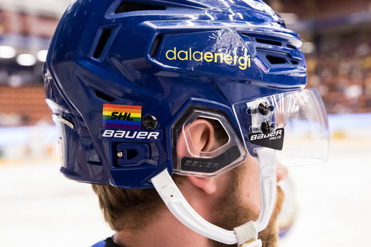 Pride flagga på hjälm