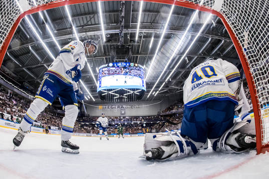 Leksands Jonas Ahnelöv och Leksands målvakt Mantas Armalis