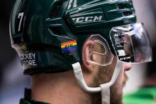 Färjestads hjälm med pride flagga