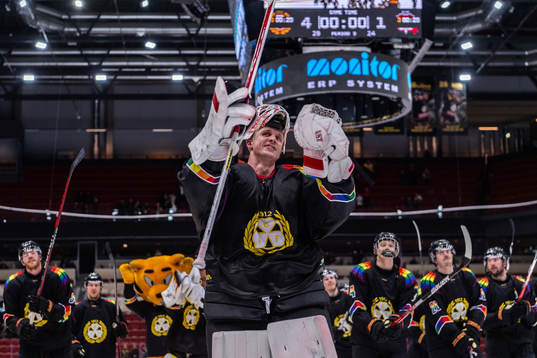 Brynäs Målvakt Jussi Olkinuora jublar med lagkamrater