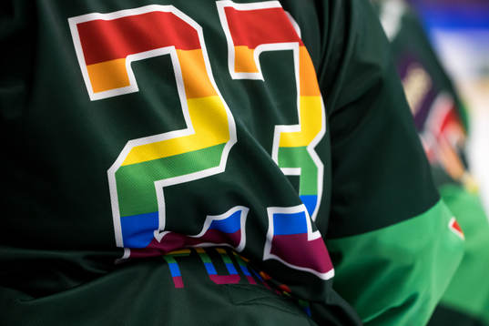 Nummer på tröja i pride färger