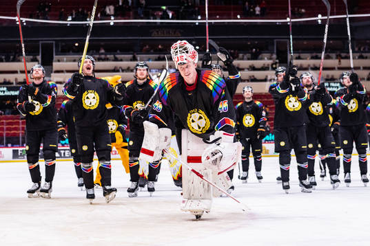 Brynäs Målvakt Jussi Olkinuora jublar med lagkamrater