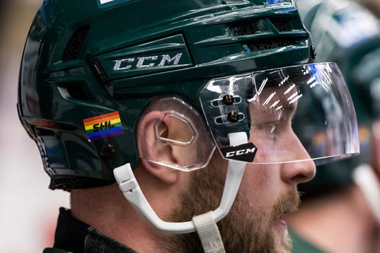 Pride flagga på hjälm