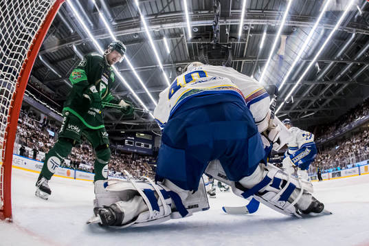 Färjestads Max Lindroth och Leksands målvakt Mantas