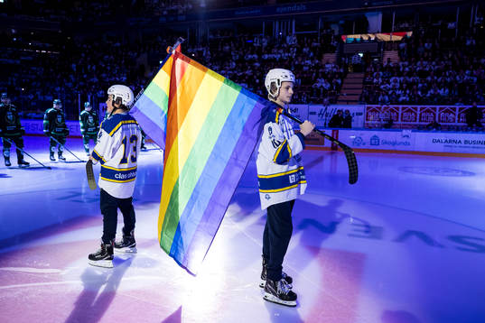 Fanbärare med pride flaggor