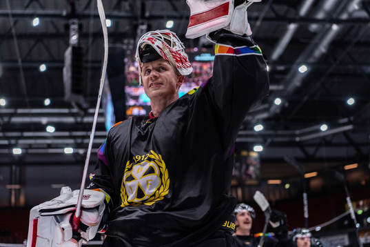 Brynäs Målvakt Jussi Olkinuora jublar