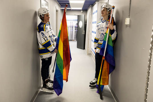 Fanbärare med pride flaggor